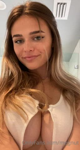 Hot babe in tight dresses : video clip