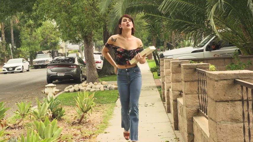 Happy Halloween. I'll take the treat that's in her pants : video clip