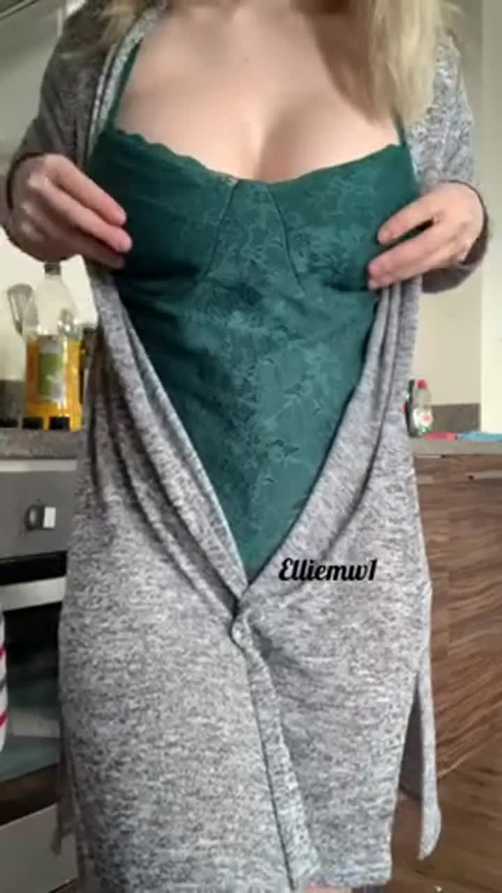 Wanna bury your face In my boobs? : video clip