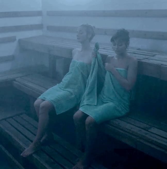 Birthday Babe: Ella Purnell in Sweetbitter [S2E1-2019] : video clip