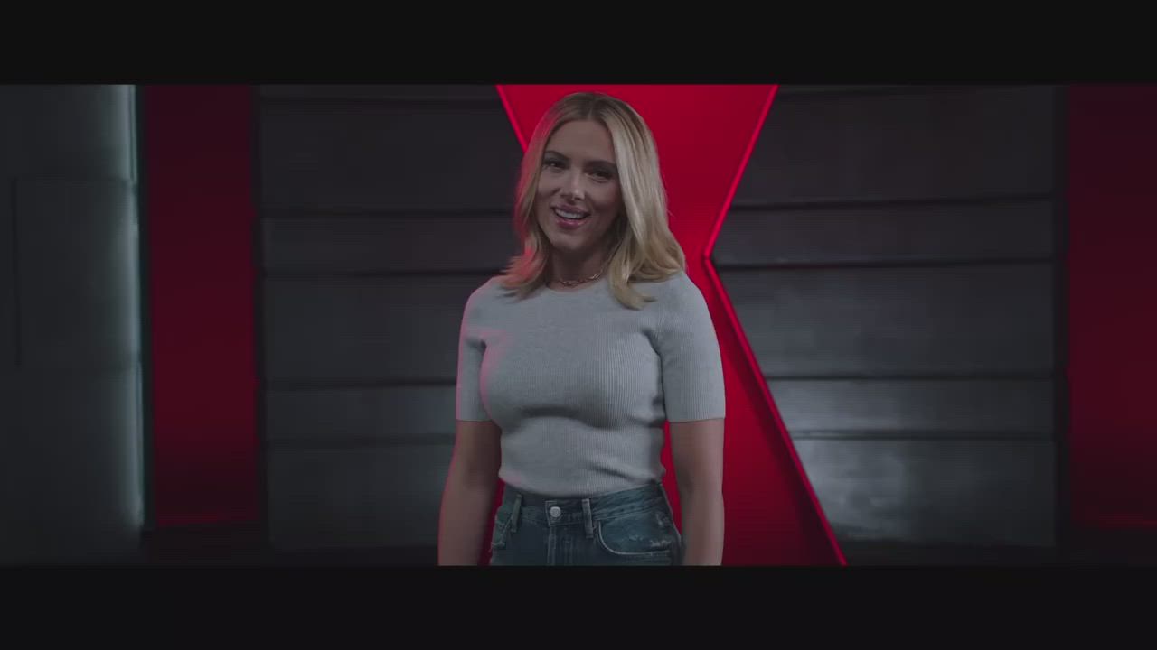 Scarlett Johansson looking like the greatest MILF : video clip