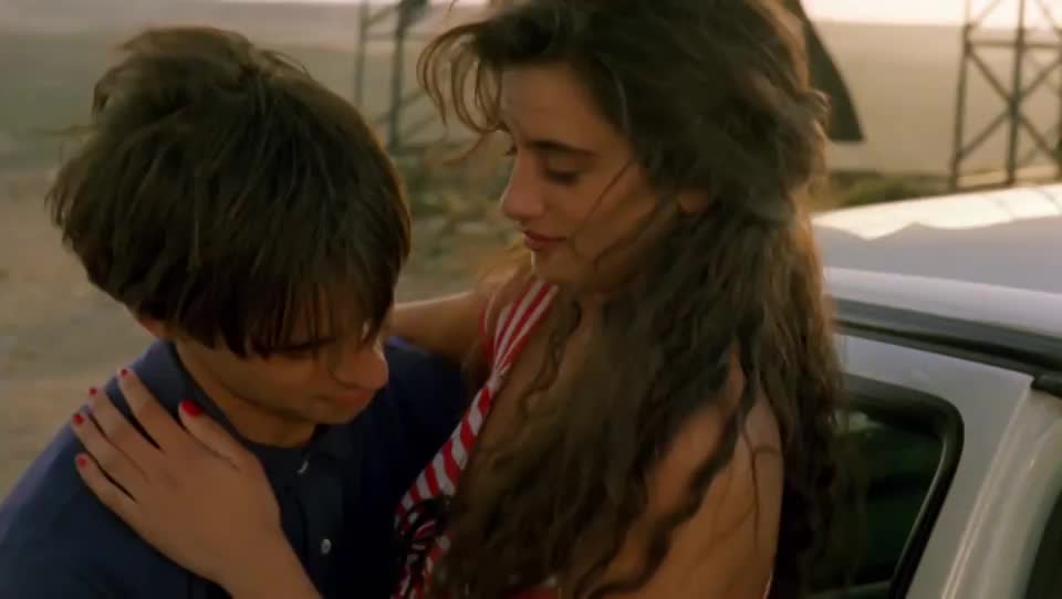 Penelope Cruz getting her tits sucked : video clip