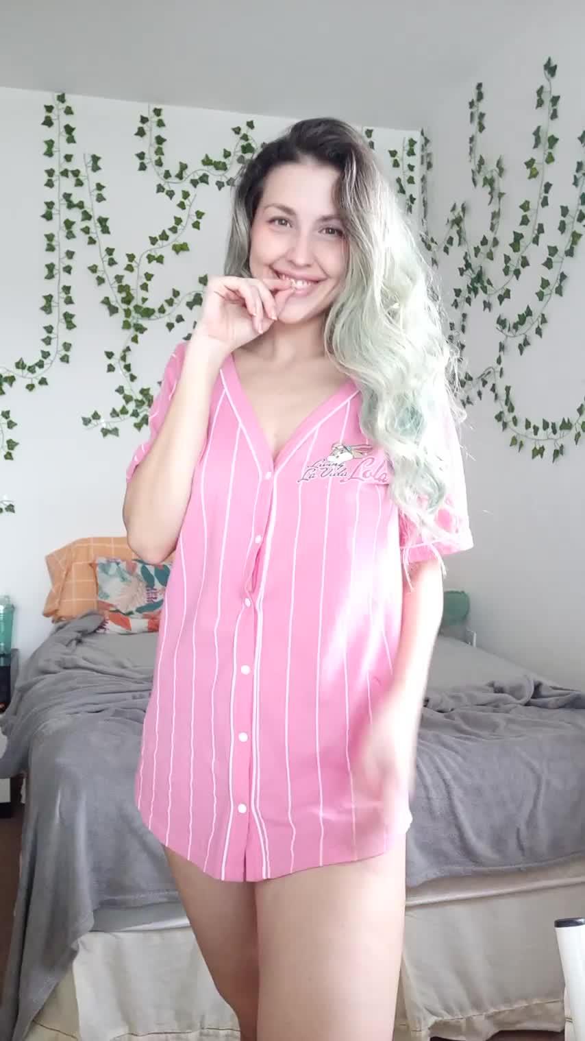 The sun may be keeping you from fully seeing it, but do you like my nude body? ;p : video clip
