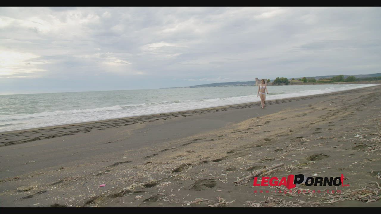 Beautiful Teen Gets Double Anal Penetration And Gapes On The Beach : video clip