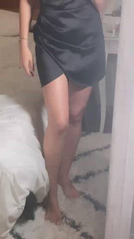 Who is looking for a new brunette girlfriend? : video clip