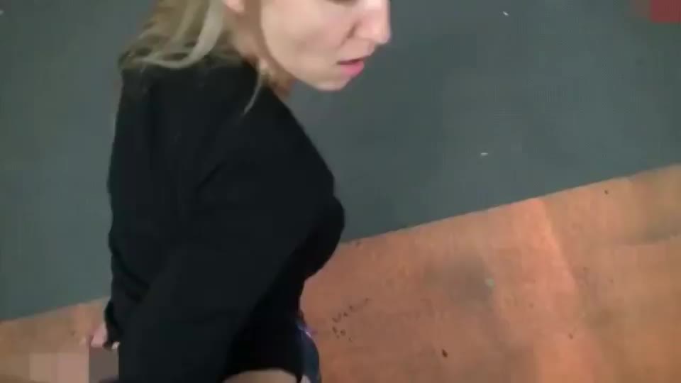 Creampie In The Car Park : video clip
