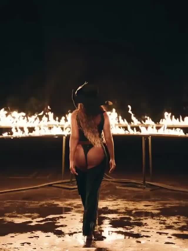 Beyoncé and her unbelievable curves : video clip