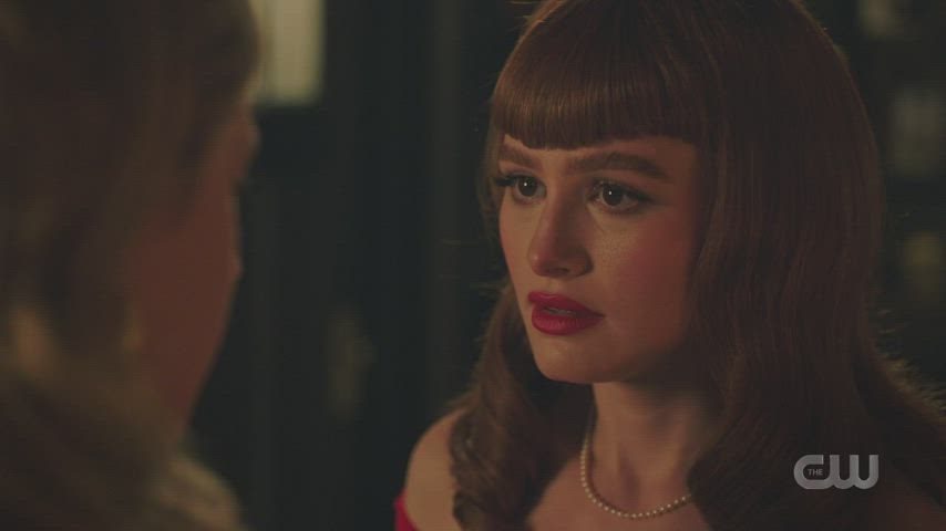 Lili Reinhart kissing Madelaine Petsch : video clip