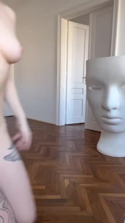 Can I seduce you with my elastic and tender body? : video clip