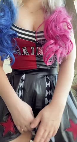 Harley Quinn purposely took her panties off so you can lift up her skirt and use her tight little pussy : video clip