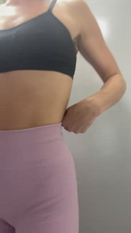 Titty flashing and flushing! [F] MILF : video clip