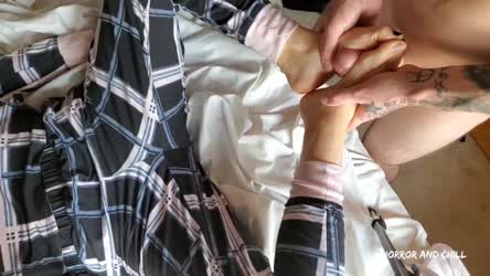 Let him fuck my feet and he exploded all over my toes 😊 : video clip