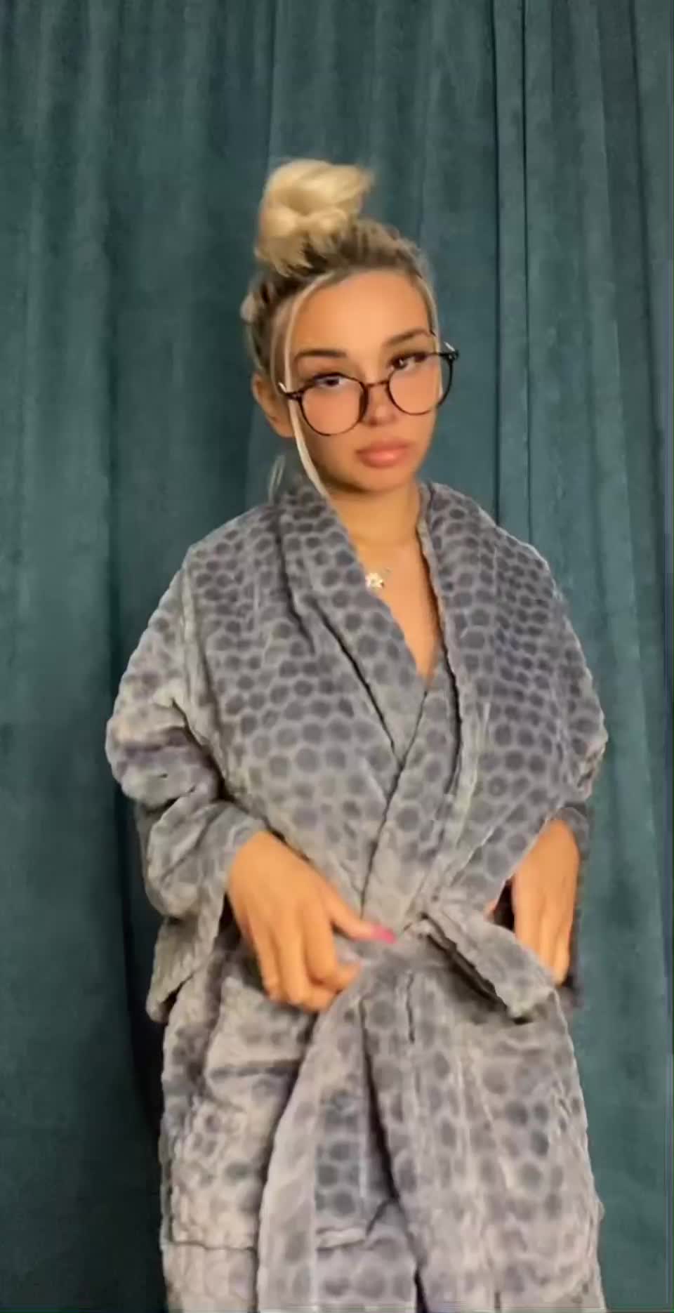 I want to let one lucky redditor cum on me : video clip