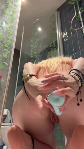 I looove feeling it stretch, just wish i had some real cock ramming my teen ass : video clip