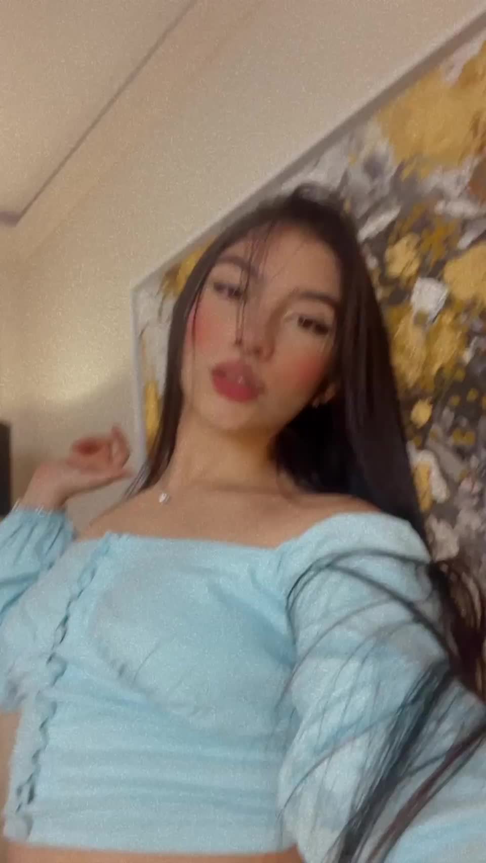 Do I look breedable for a 20 yrs old? : video clip