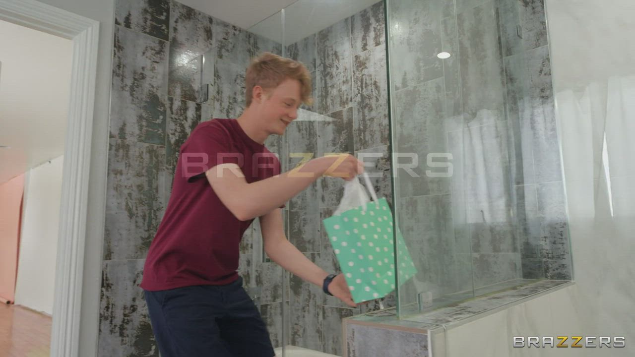 A Surprise For His Stepmom : video clip