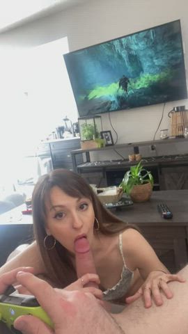 I don’t care if he games as long as I can suck his cock : video clip