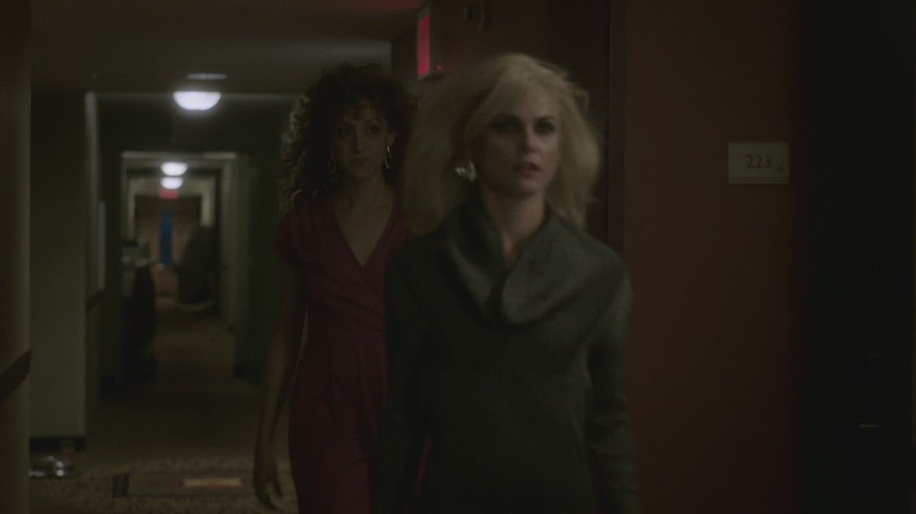 If i was that guy i would end up cumming on Keri Russell's sweaty face, if she took her mouth away from my cock : video clip