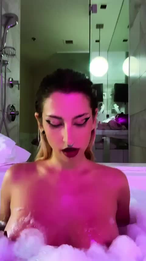Care to join me for some fun in the bath? 💦😋 : video clip
