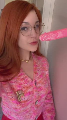 I secretly fantasize about making men on the internet cum to me. : video clip