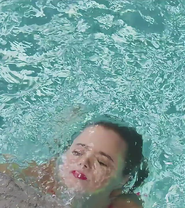 Dessie Mitcheson doing a Phoebe Cates : video clip
