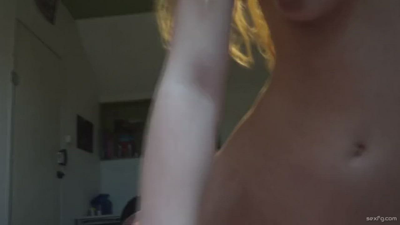 Amateur Babe Jerks Him Off On Her Tits : video clip