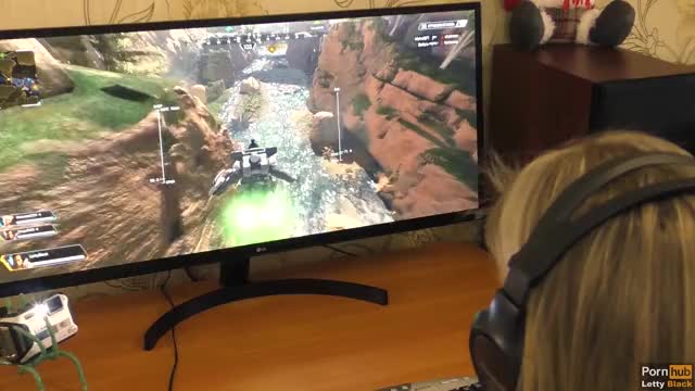 Gamer Girl With Black Skirt : video clip