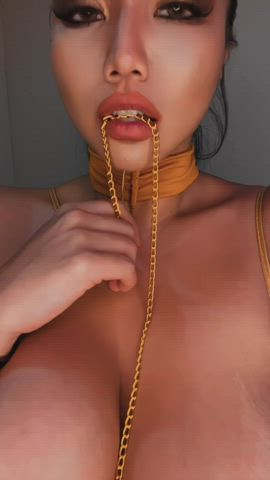 come suck these big natural double GGs : video clip