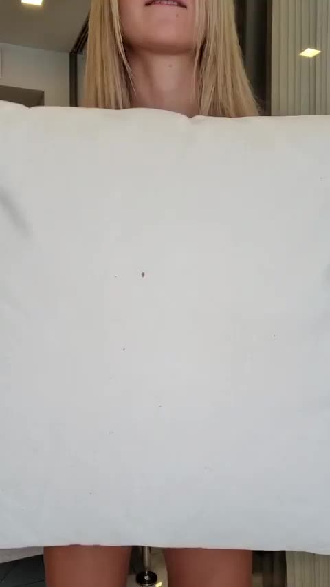 i think im the definition of slim and stacked : video clip