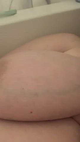 Having some bath fun : video clip