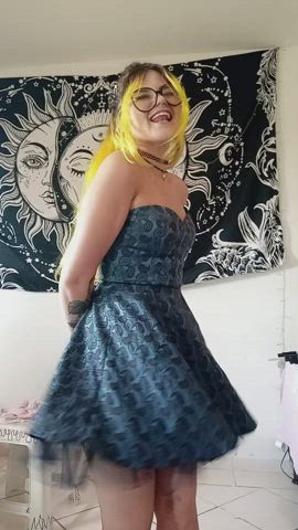 A cute brazilian girl with an easy-access outfit hehe : video clip