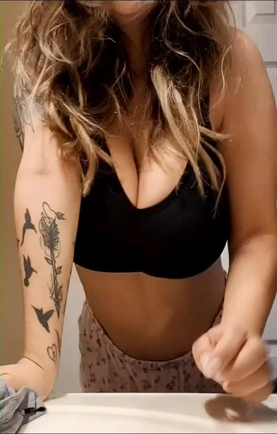 Good start to the morning 🥰 enjoy the boobies : video clip