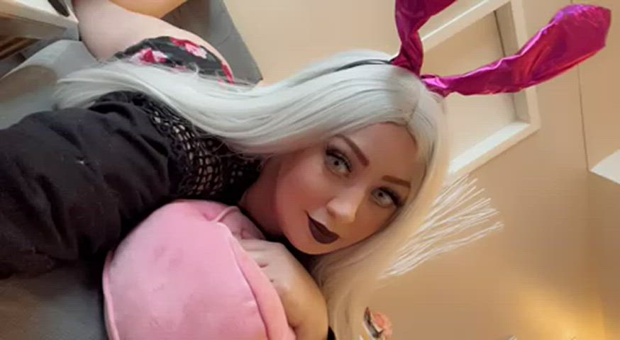This little bunny never wears panties and is eager for backshots : video clip