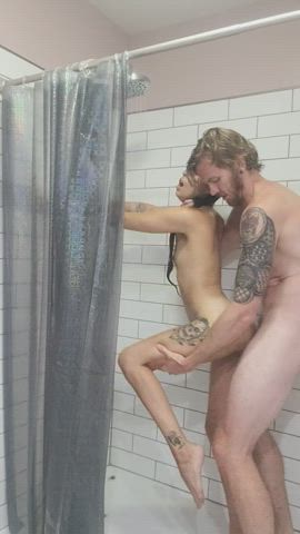 Petite girl fucked in the shower : video clip