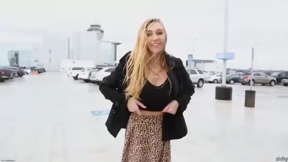Kendra Sunderland Happily Flashing, Bouncing And Spinning : video clip