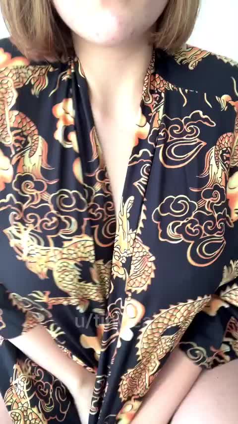 Cover them with kisses : video clip