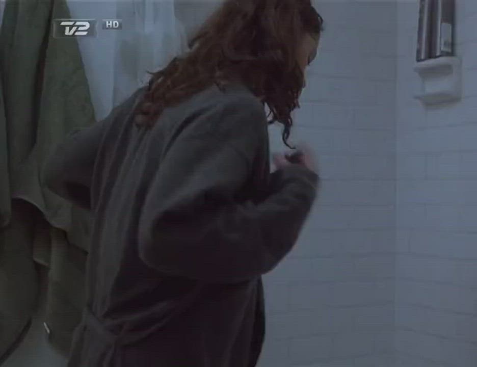 Robin tunney getting in the tub : video clip