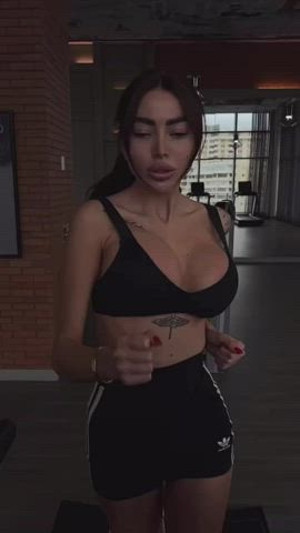 Bimbo getting that cardio : video clip