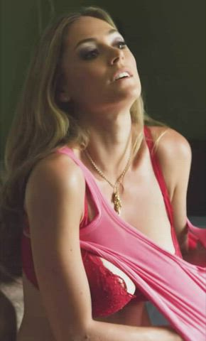 Topless busty MILF : video clip