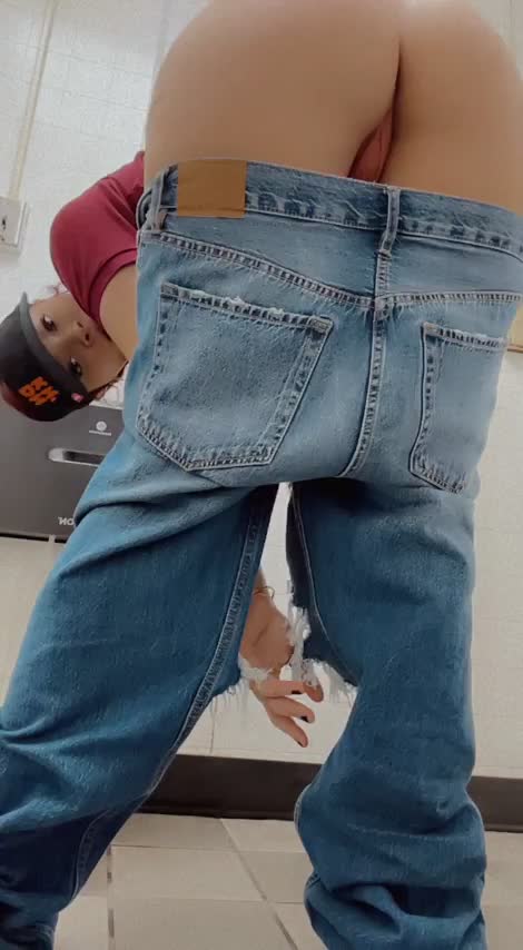 I wish a customer would catch me so he can cum all inside my tight pussy : video clip