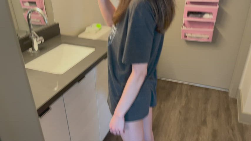 BF Cums in My Mouth While I'm Brushing My Teeth : video clip