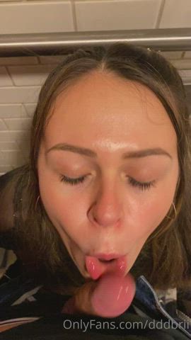 Blowjob in the public bathroom : video clip