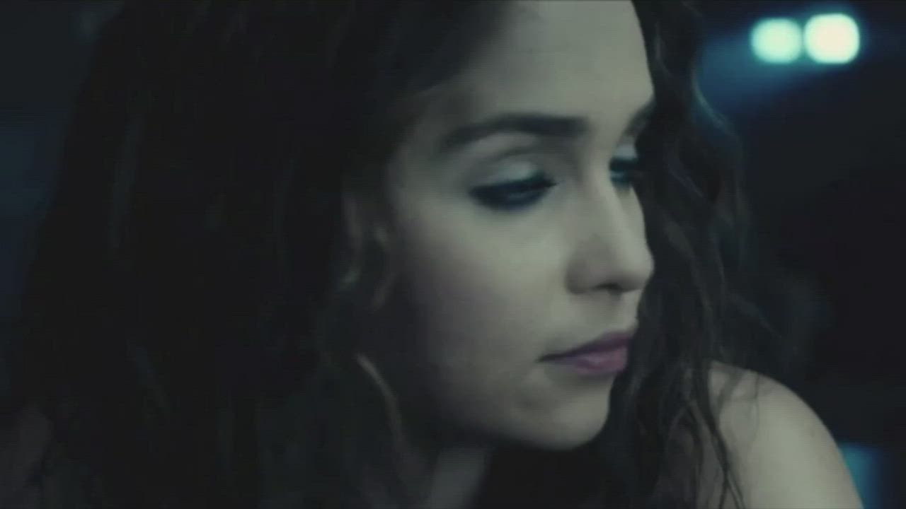 Emilia Clarke with some teasing : video clip