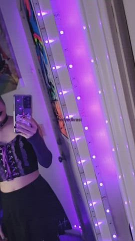 smile if you like goth chicks : video clip