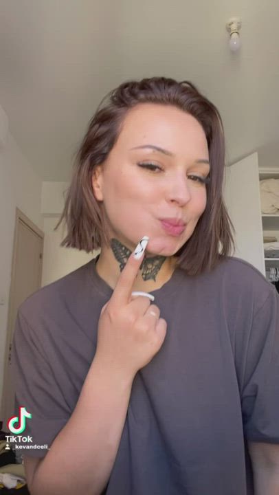 Tattooed Babe Surprised : video clip