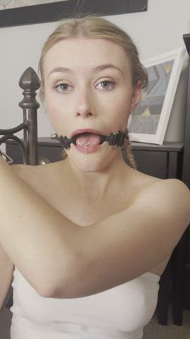 Being tied and gagged makes my pussy drip : video clip