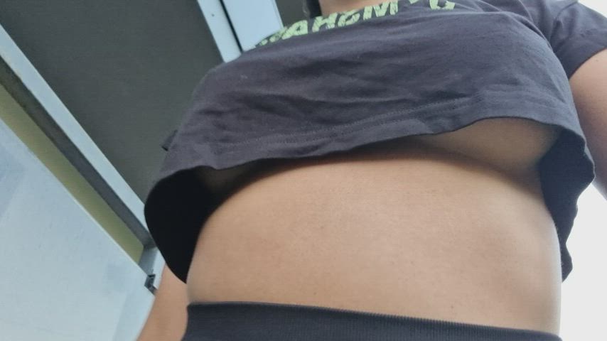 No one will notice I'm not wearing a bra, right? : video clip