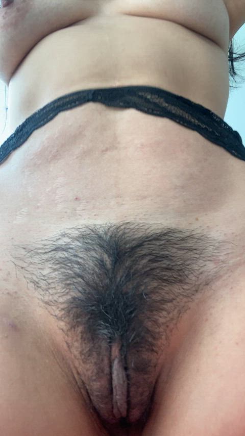 Do these lips deserve a kiss from you : video clip