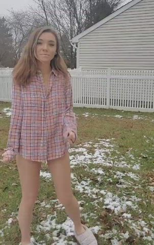 Beautiful tiny girl : video clip