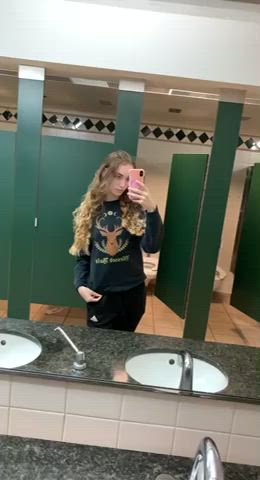 Can’t resist the urge to take nudes every time I pass a mirror : video clip